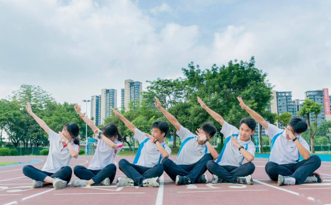 据悉,该组毕业照拍摄在上月,"掌镜者"来自顺德一中专职摄影师李海符