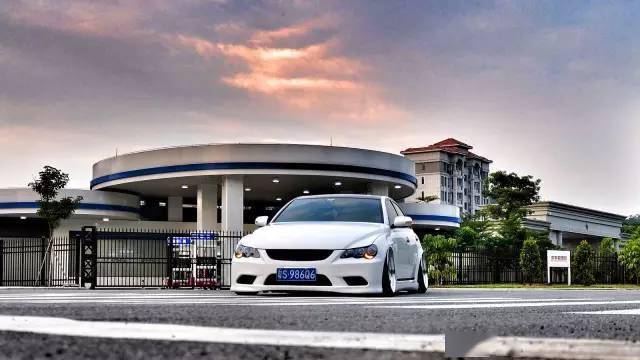 东莞经典白色锐志改装案例