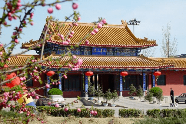 山庄温泉度假村位于北京市昌平区小汤山镇,古人云为京城上风上水宝地