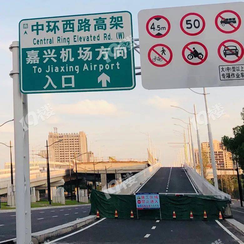 嘉兴快速路入口实景实拍信息量好大匝道限速50还标了机场方向通行在即