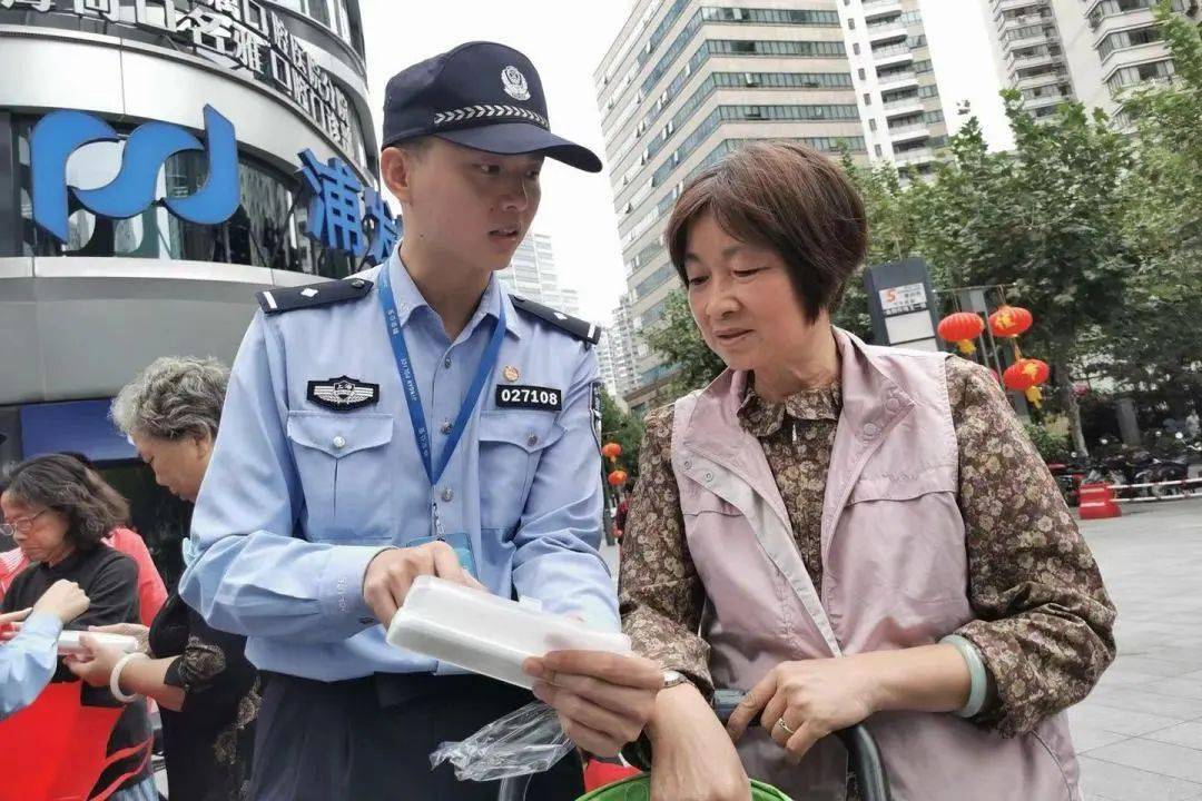 "见到上门劝阻的民警,家住静安曹家渡地区的白领陈小姐自豪地说,"之前