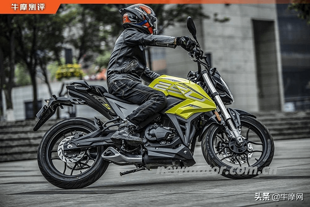 从图中可以看到,骑上宗申250r,腰部完全是直立的状态.