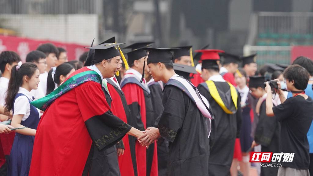 组图丨直击高校毕业典礼现场:我们不散!