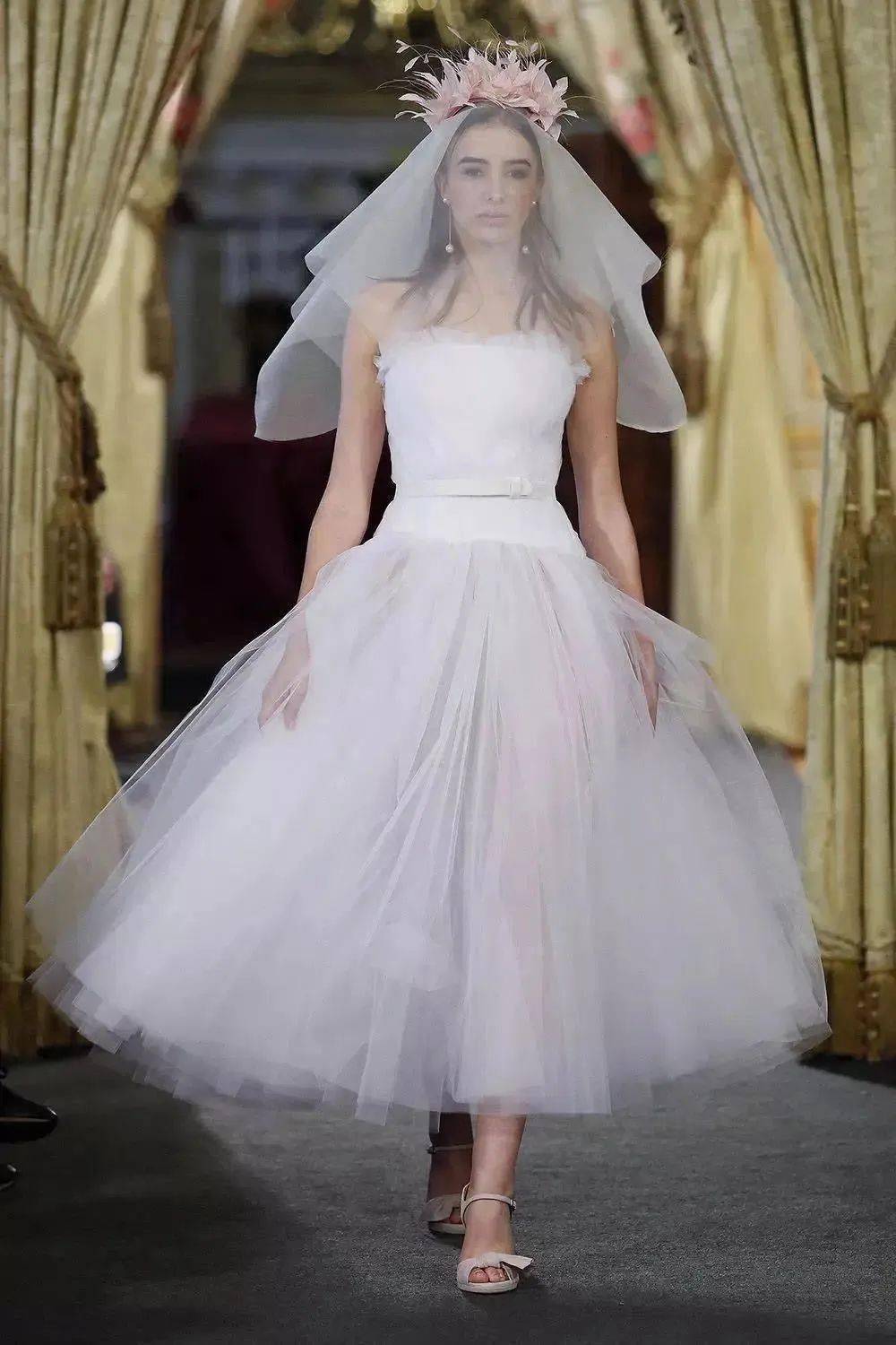 【婚纱设计图】迪士尼公主的婚纱礼服！（英皇体育官网大裙摆白色你喜欢哪一款？）(图4)