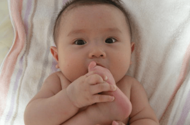 宝宝几个月会吃小脚丫 34348d7f5adf48868a57feb9557f7260.png