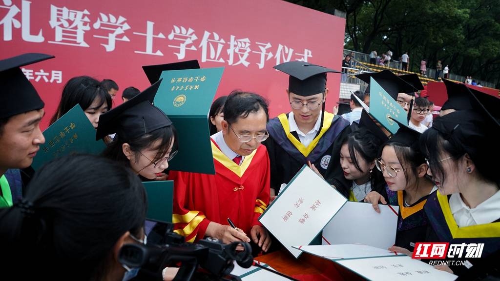 组图丨直击高校毕业典礼现场:我们不散!