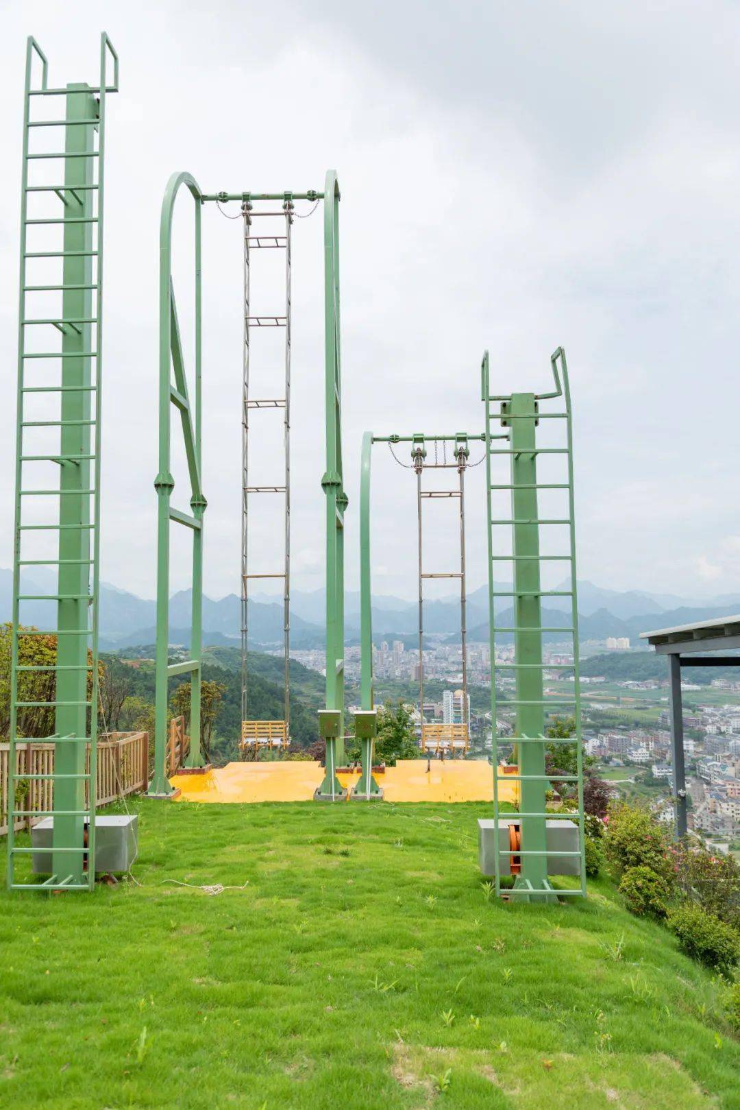 悬崖秋千另外,除去虎溜溜和各种溜溜,乐园还增加了高空滑索,高空