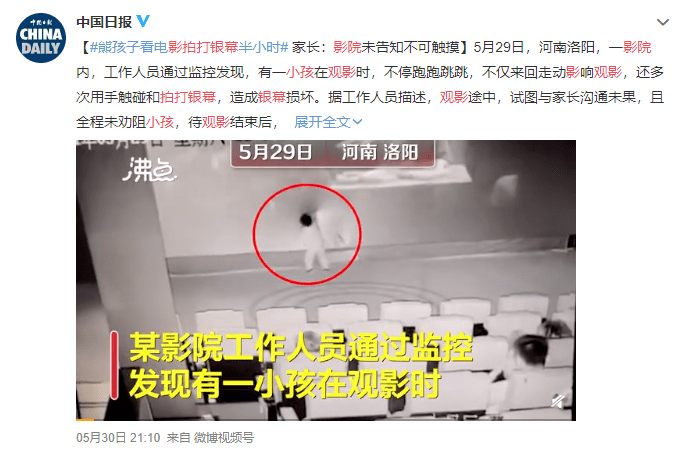 中学生当街啪啪狂殴亲妈被路人逼着下跪道歉你不管教孩子自会有人狠狠