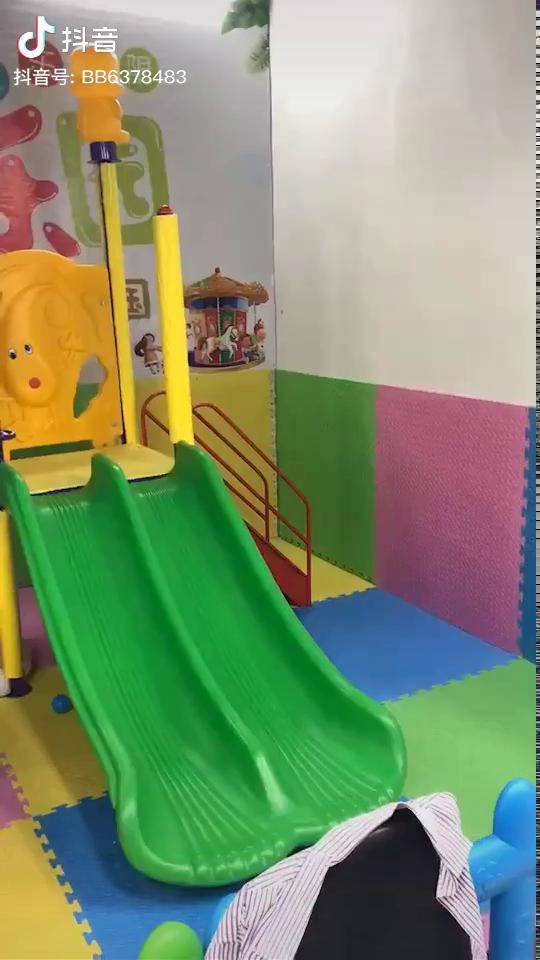 超市门口也有这么多游乐设施