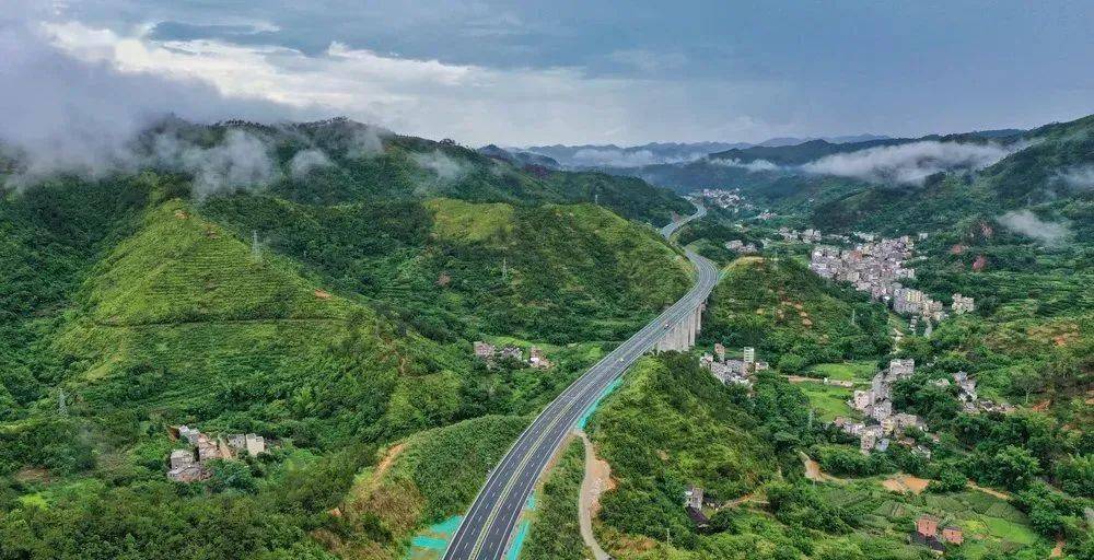 方便外地回廉江又多条线路选择啦云茂高速全线正式通车