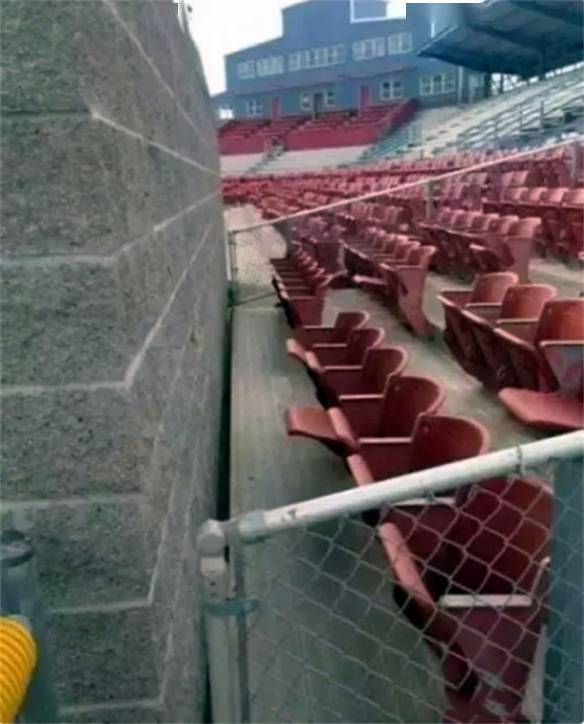 运动场上这些位置的设计简直让人无语,这是特意把犯错的人放在这里受