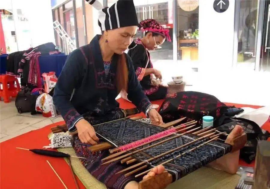 非遗丨黎族传统染纺织绣技艺带你了解巧手之下的黎锦