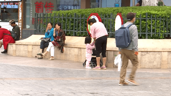 妈妈带十几岁儿子进女更衣室 网友炸了 你怎么看 市民