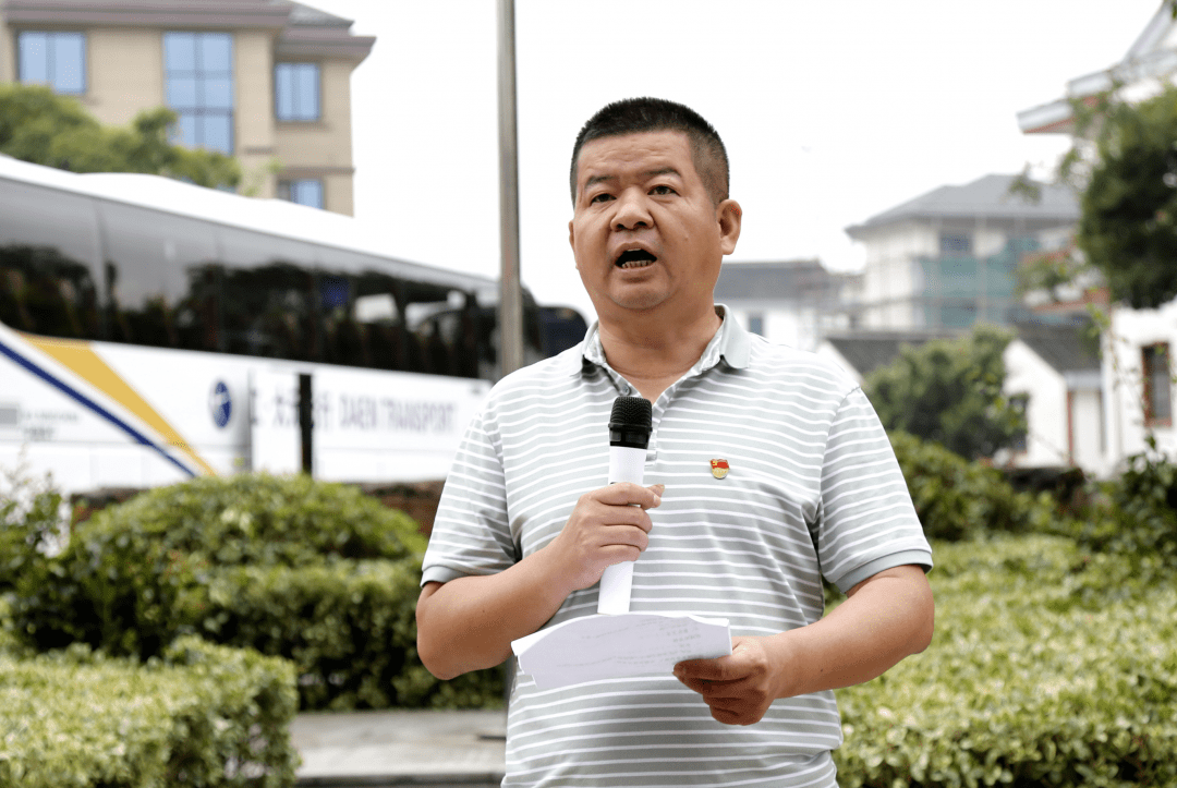 今日访谈人物:海宁市尖山新区(黄湾镇)尖山村党委书记,村民委主任 顾