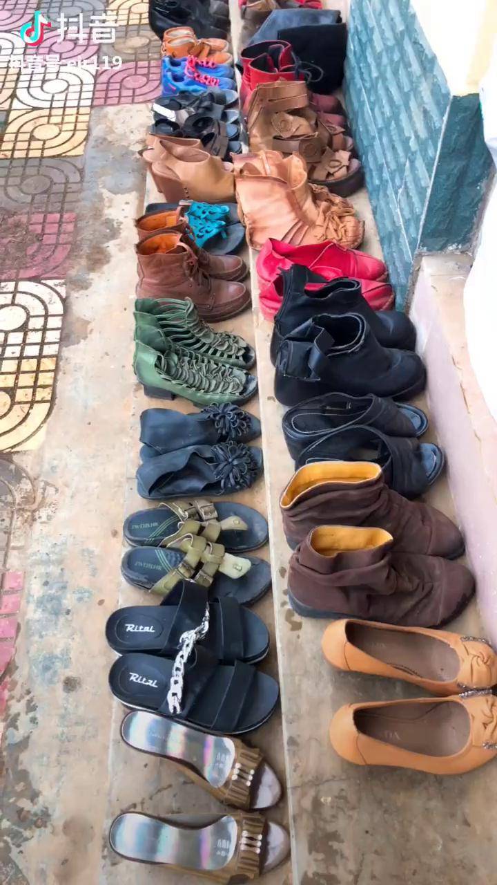 把人士捐的旧鞋子(已擦拭干净)摆放整齐,等待贫困群众来各取所需