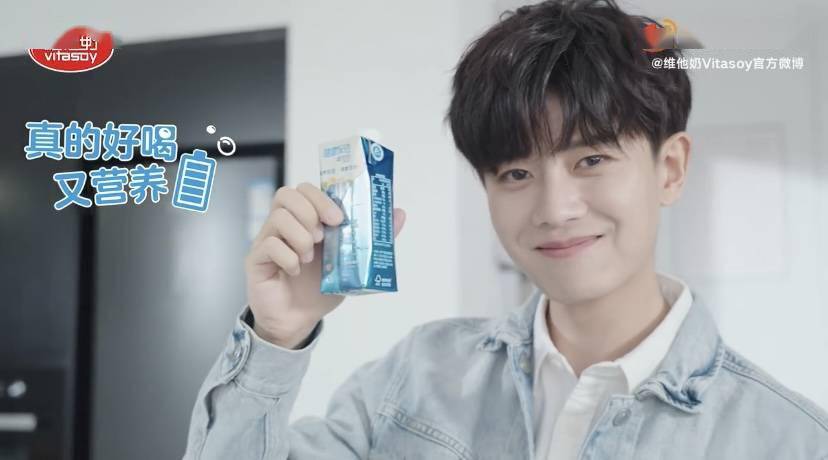 任嘉伦 x 维他奶拍摄花絮掉落 营业间隙的嘉伦哥哥有注重健康哦