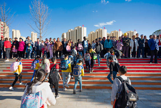 搬到安置区后,学生上学更方便