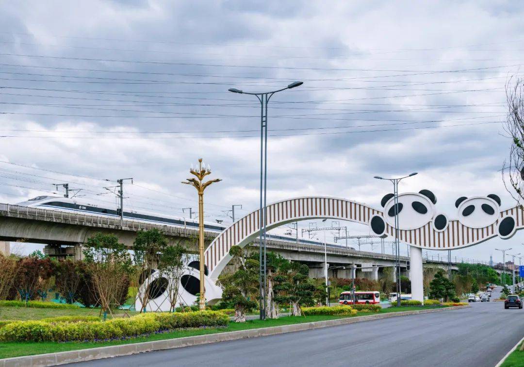 晨读成都小长假首日成都a级景区共接待游客超84万人次