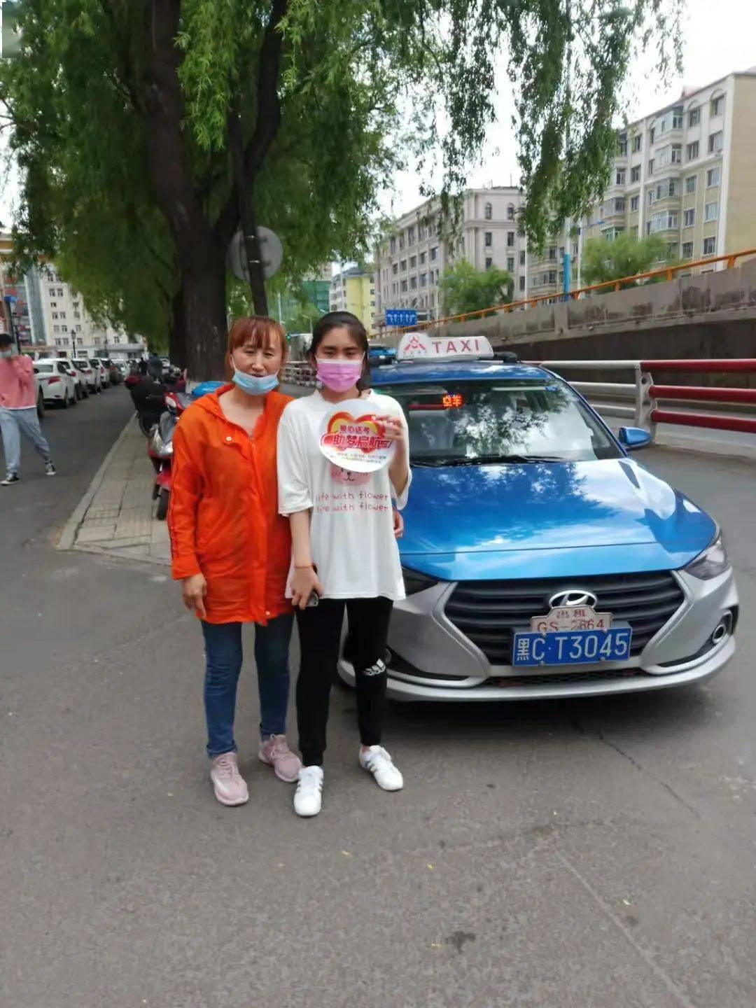 和贴有爱心送考车贴的爱心车辆行驶在牡丹江的大街小巷,共出动爱心