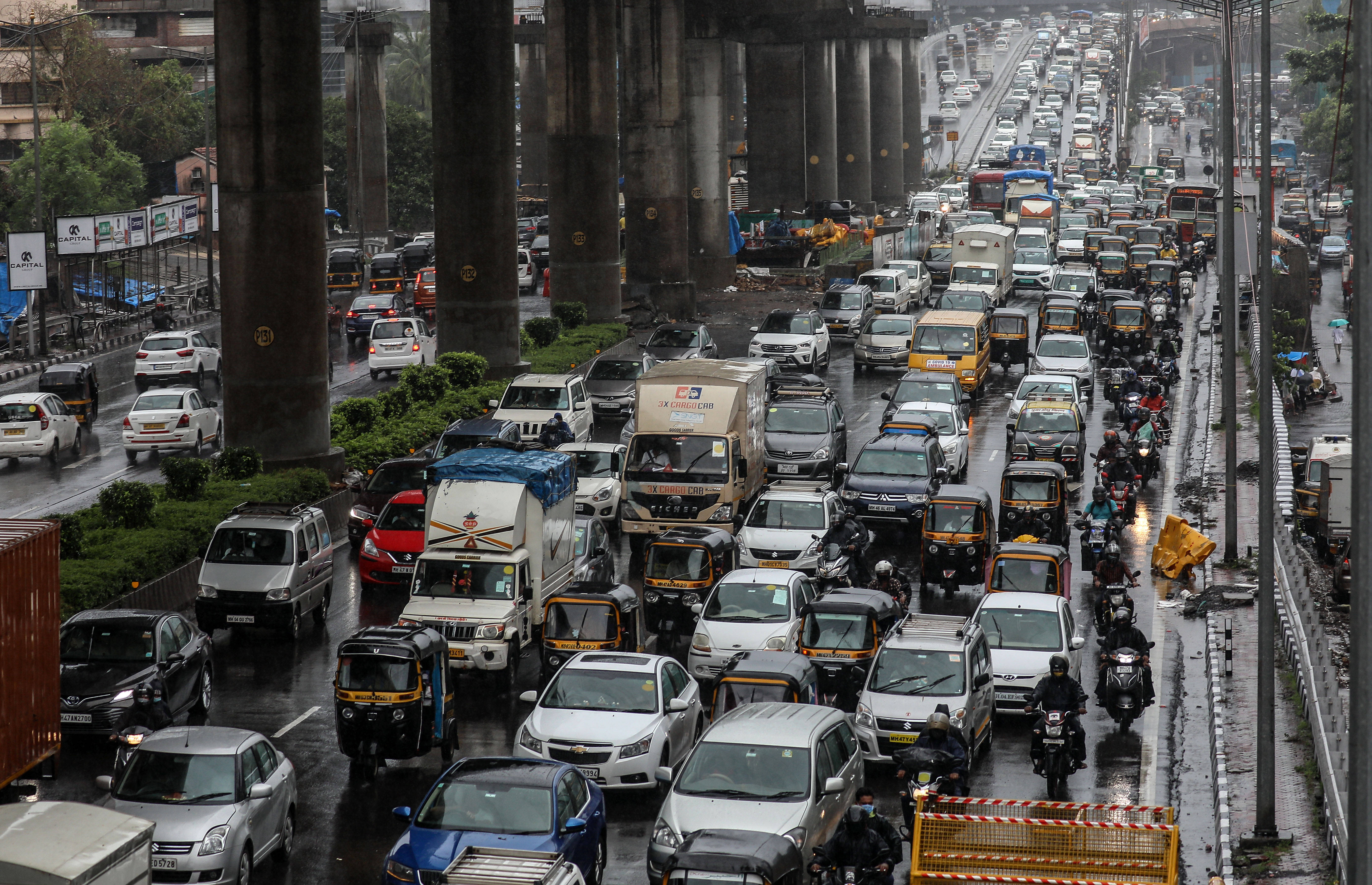 6月9日,暴雨积水导致印度孟买道路交通拥堵
