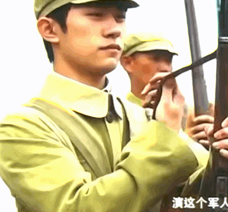 ​吴京夸易烊千玺难能可贵！前途无量！易烊千玺在韧带一根断裂，一根撕裂的情况下，扔下拐杖用膝盖爬坡！