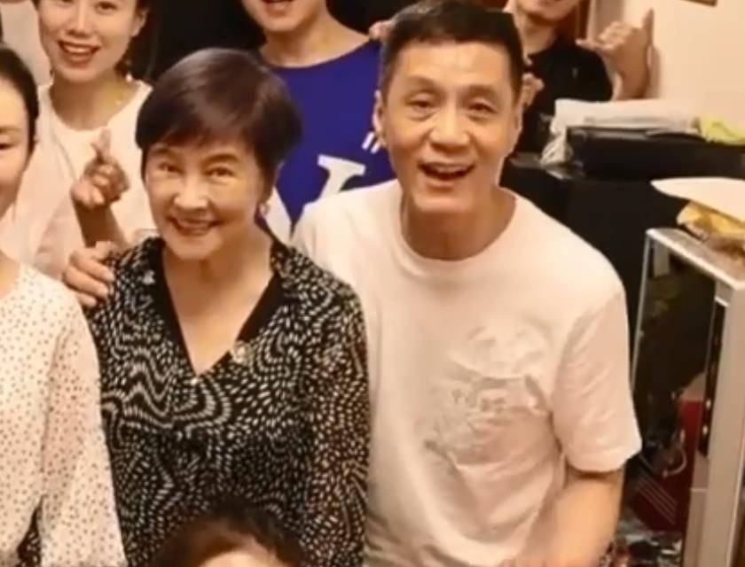 58岁冯远征携66岁妻子聚会,眼窝凹陷发黑太憔悴