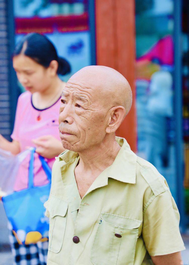 热情的观众独唱:周爱霞《牧羊曲》模特秀情景剧:《老两口学毛选》歌