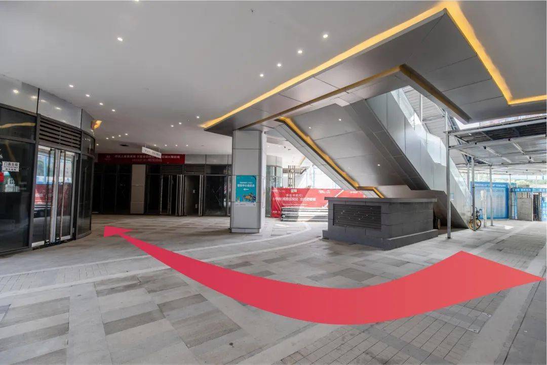 实景如下所示:第二条行车路线:地下停车场&车库进入营销中心指引1