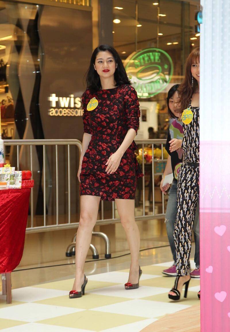 洪欣穿红色港风气息好足熟女气质挺妩媚微胖也撩人