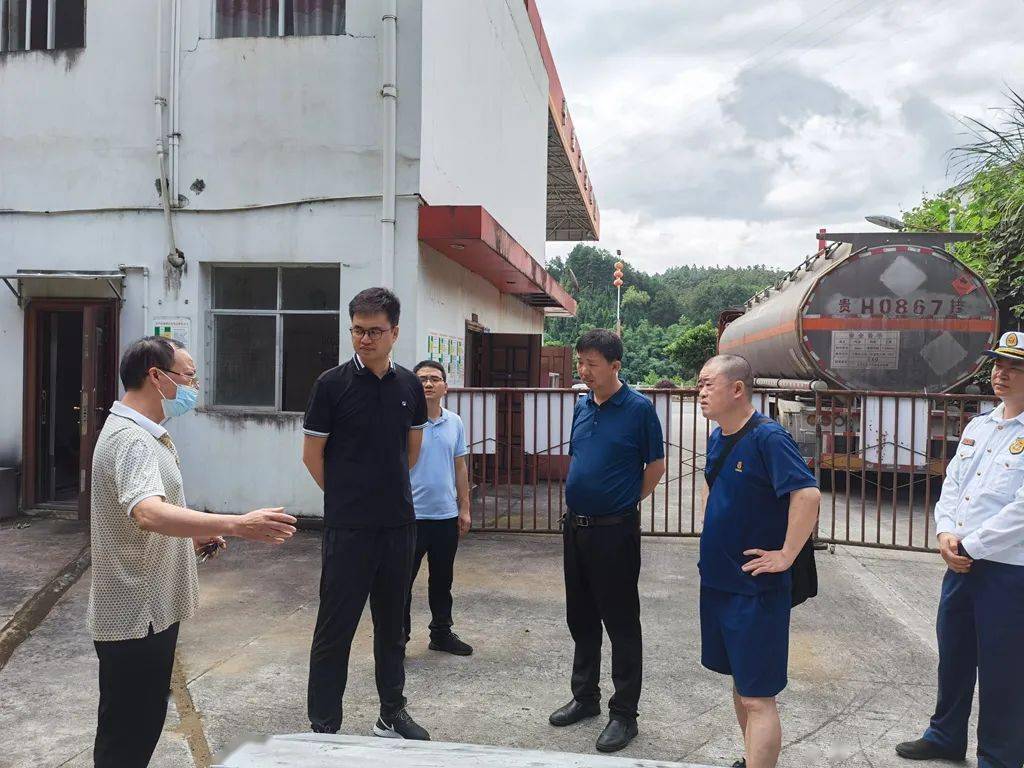 6月14日上午,县委常委,常务副县长王飞带队深入平安加油站,中国石化