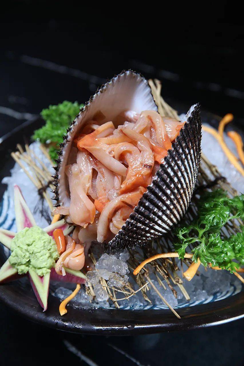 超大个的  毛噶,肉切了片做  刺身,那口鲜到极致的舒爽,是咱大连人