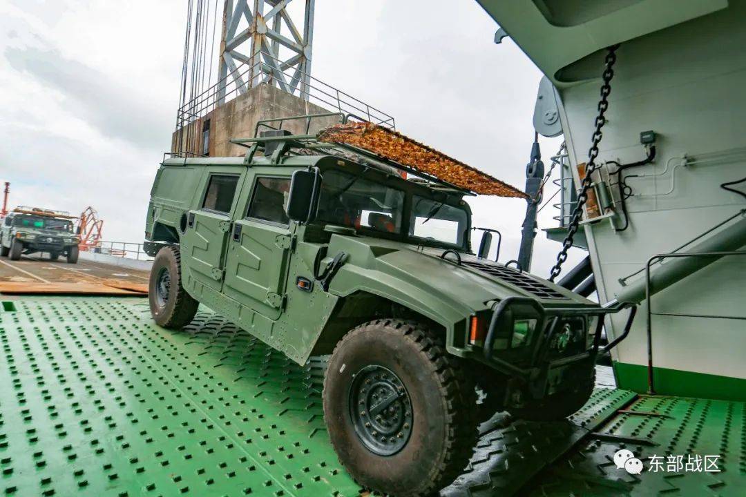 第73集团军某旅与东部战区海军某舰艇大队开展兵船合练