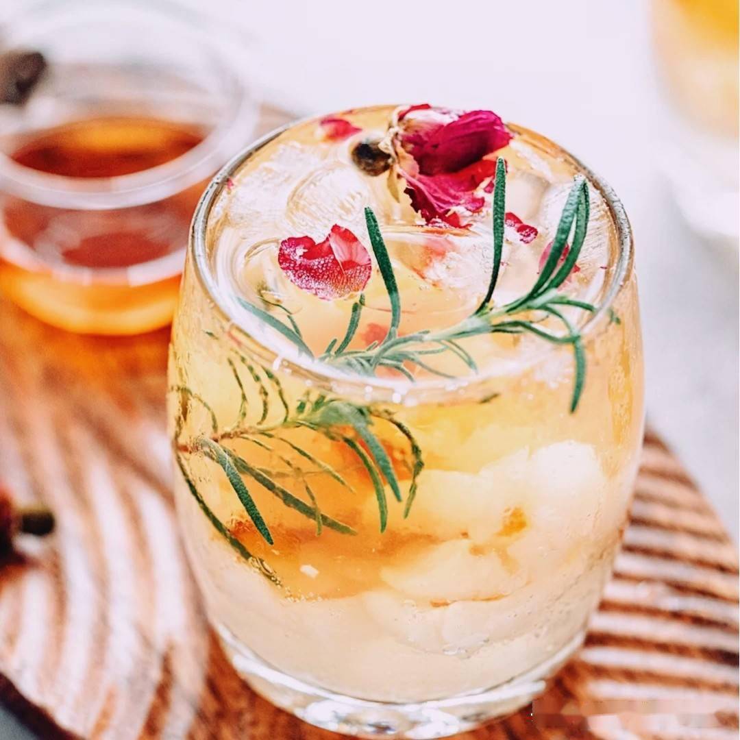 颜值和甜蜜并存的草莓饮品气泡水黄瓜青檬气泡水玫瑰荔枝冰饮