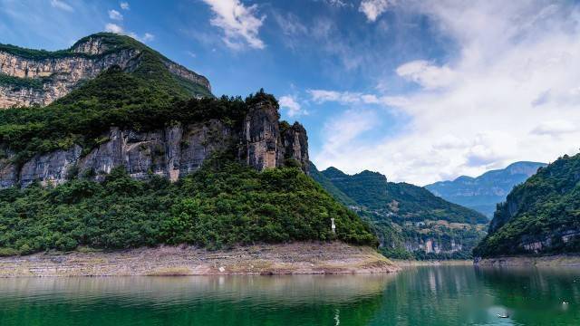 《長安春望》——唐·盧綸東風吹雨過青山,卻望千門草色閒.