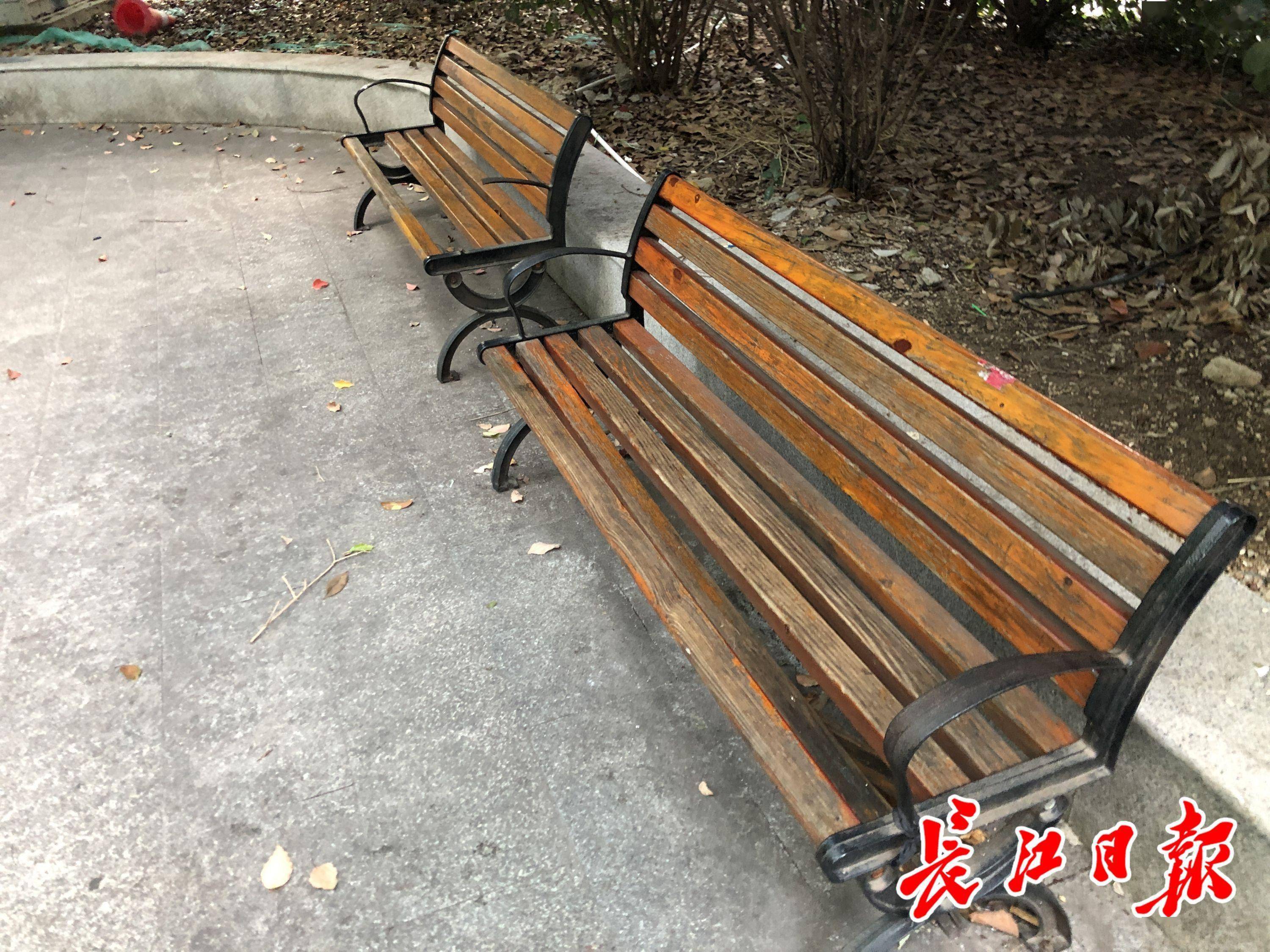 居委会大厅对面的长椅坏了半年无人修社区书记马上处理