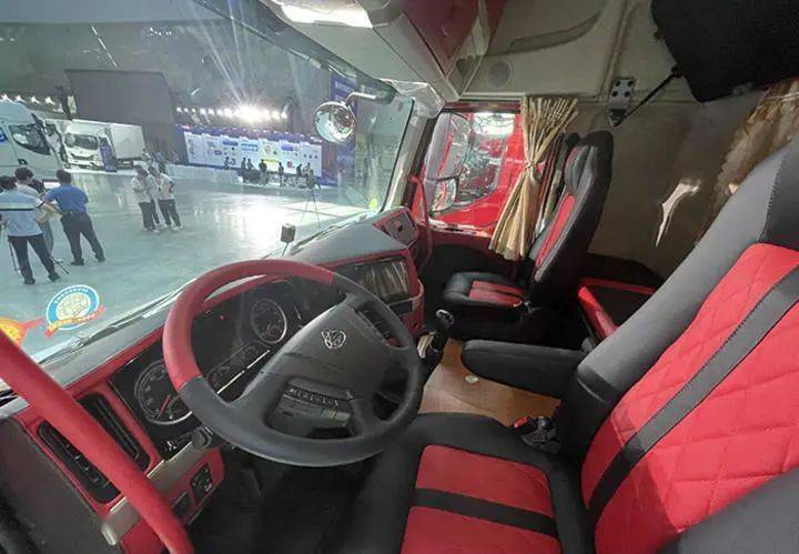 270大马力订制内饰国六版乘龙h5绿通载货车全面解析