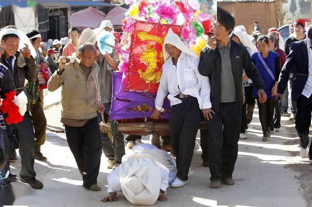 村裡一家老人過世,女婿沒有半點傷感,這家女兒還能託付終身嗎?