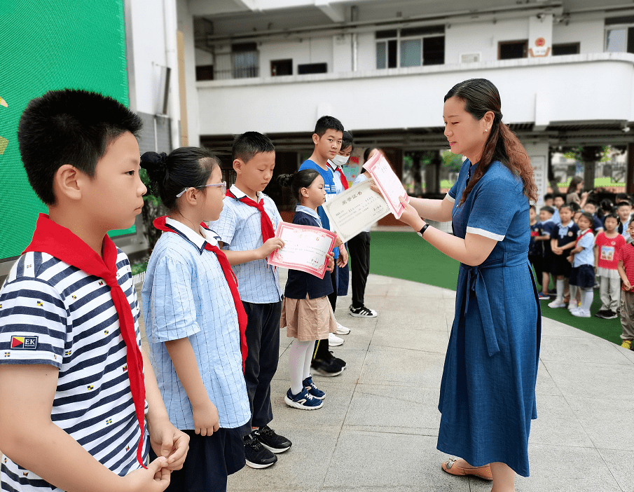 校园新闻南京市南昌路小学的才子才女们迎喜报啦