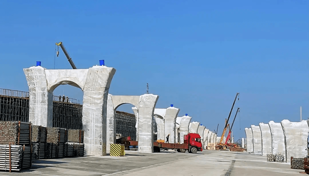 该标段总长1588米,包含主线高架桥,通扬运河辅道桥,地面道路等工程.