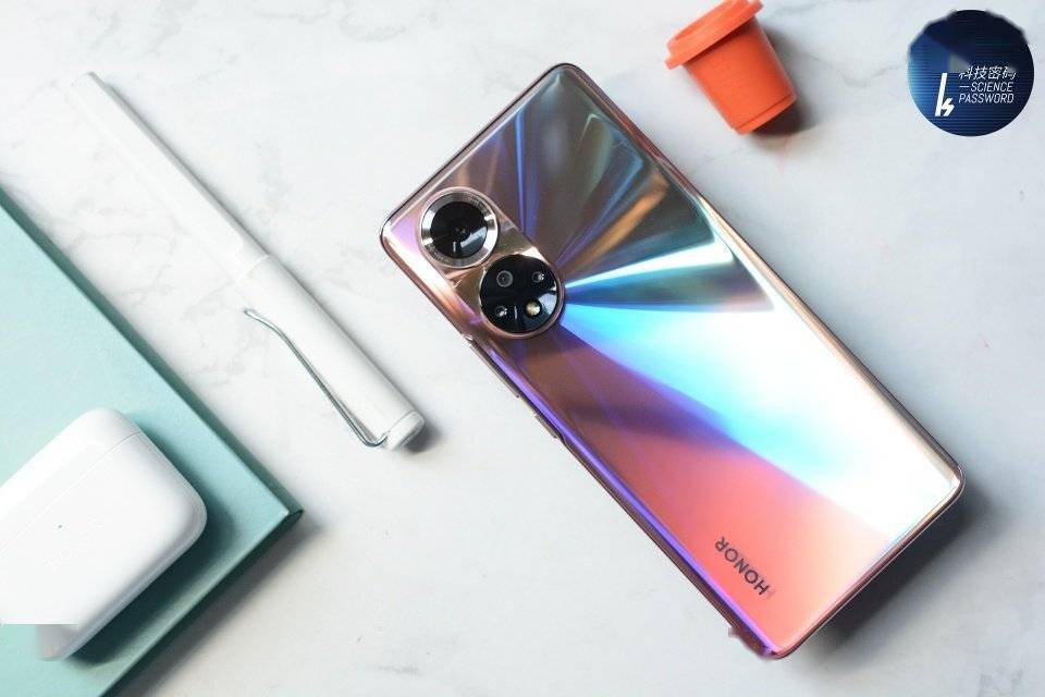 荣耀50的夏日琥珀配色,它的机身背部,所呈现的光线折射,就像夏日里,一