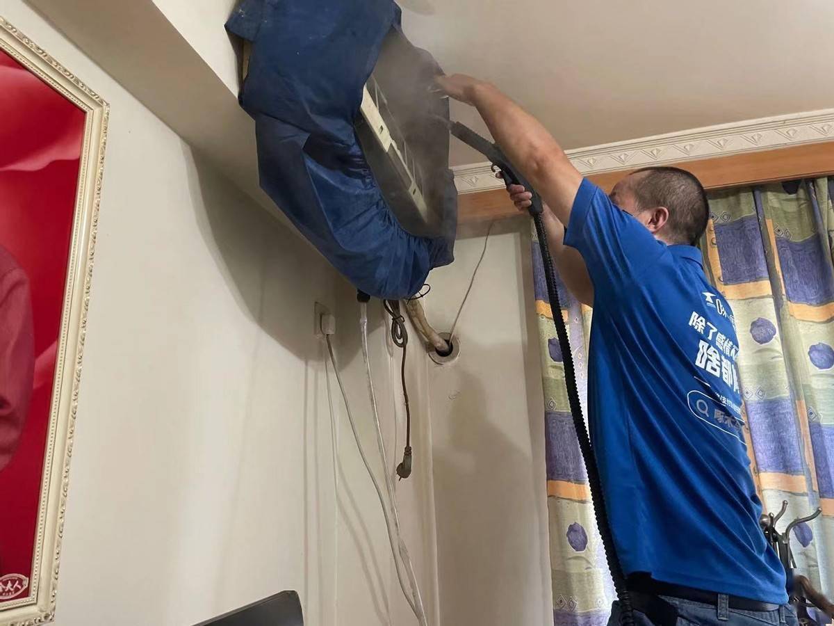 啄木鸟"百城千万家便民行动"进社区 公益家庭维修暖人心