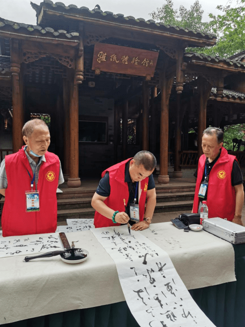 四川洪雅县柳江古镇景区非遗文化成为假日风景线_旅游
