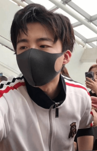 刘宇宁：别吹了，生图没法看，自己长啥样心里清楚_成明星