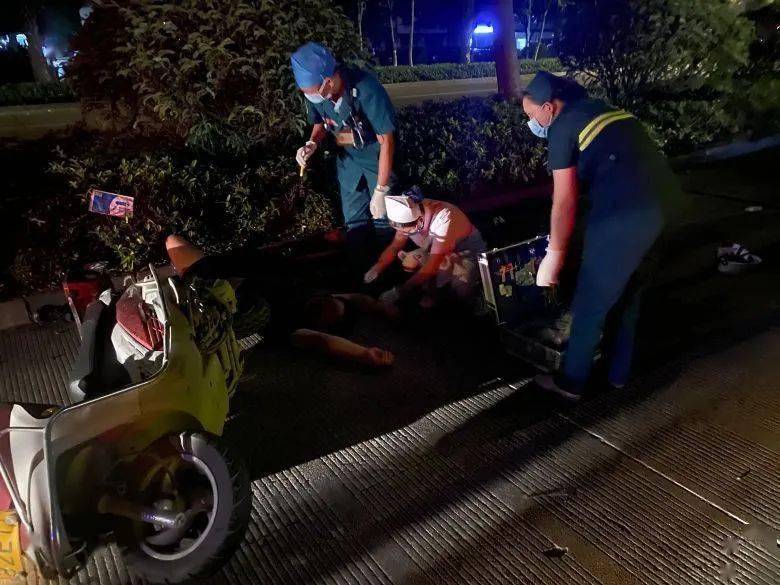 要緊凌晨欽州一男子騎摩托車撞到路邊車滿臉是血