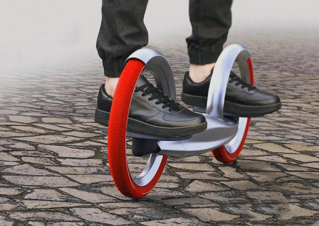 危险泰顺男子脚踩风火轮上路