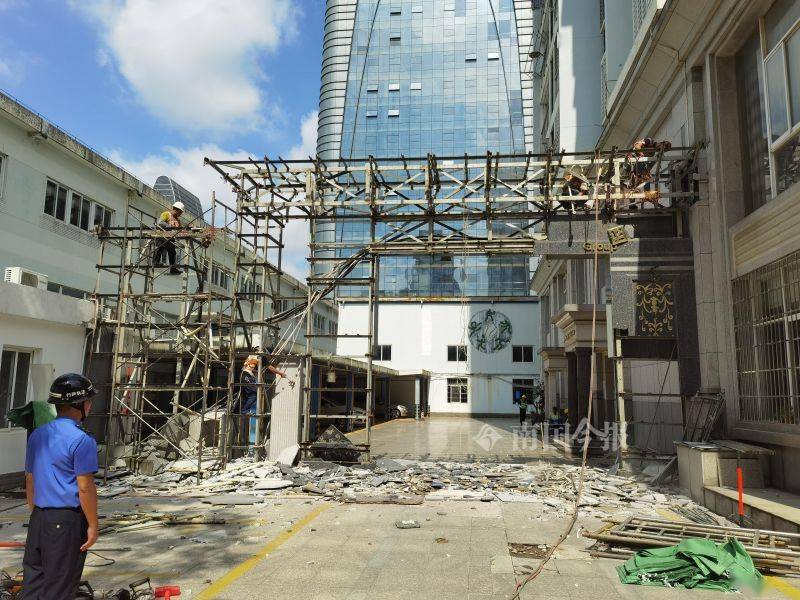 违建大拱门圈起私家车库封住小区生命线柳州城管拆