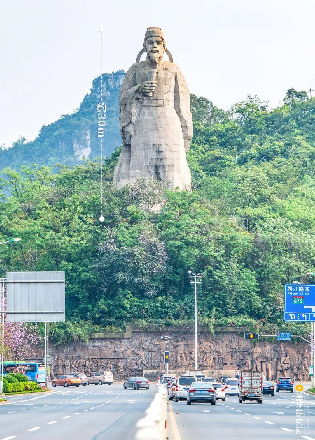 下图是屹立在柳州金鸡岭上的柳宗元雕像| 摄影师@邓飞他在任期间颂邋