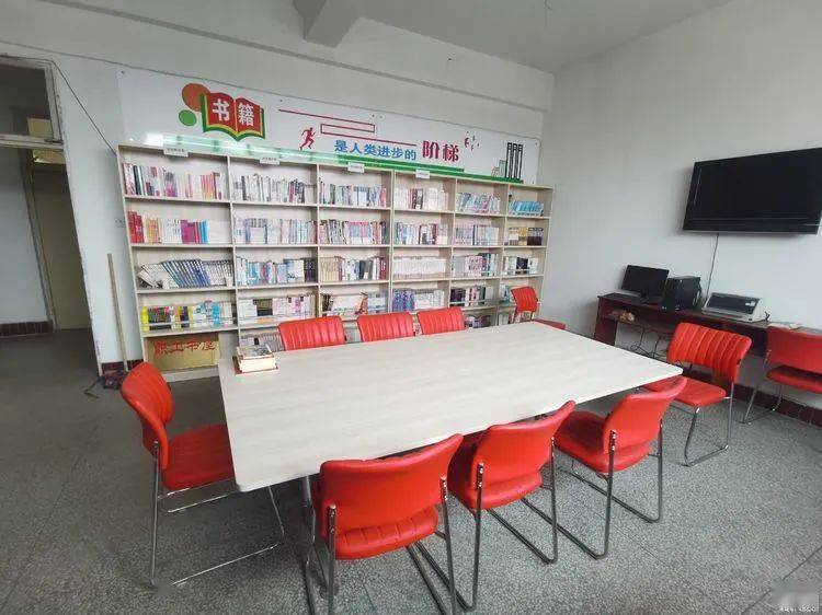 情况出发的原则,采用共享方式整合利用现有的西三里乡机关四楼图书室