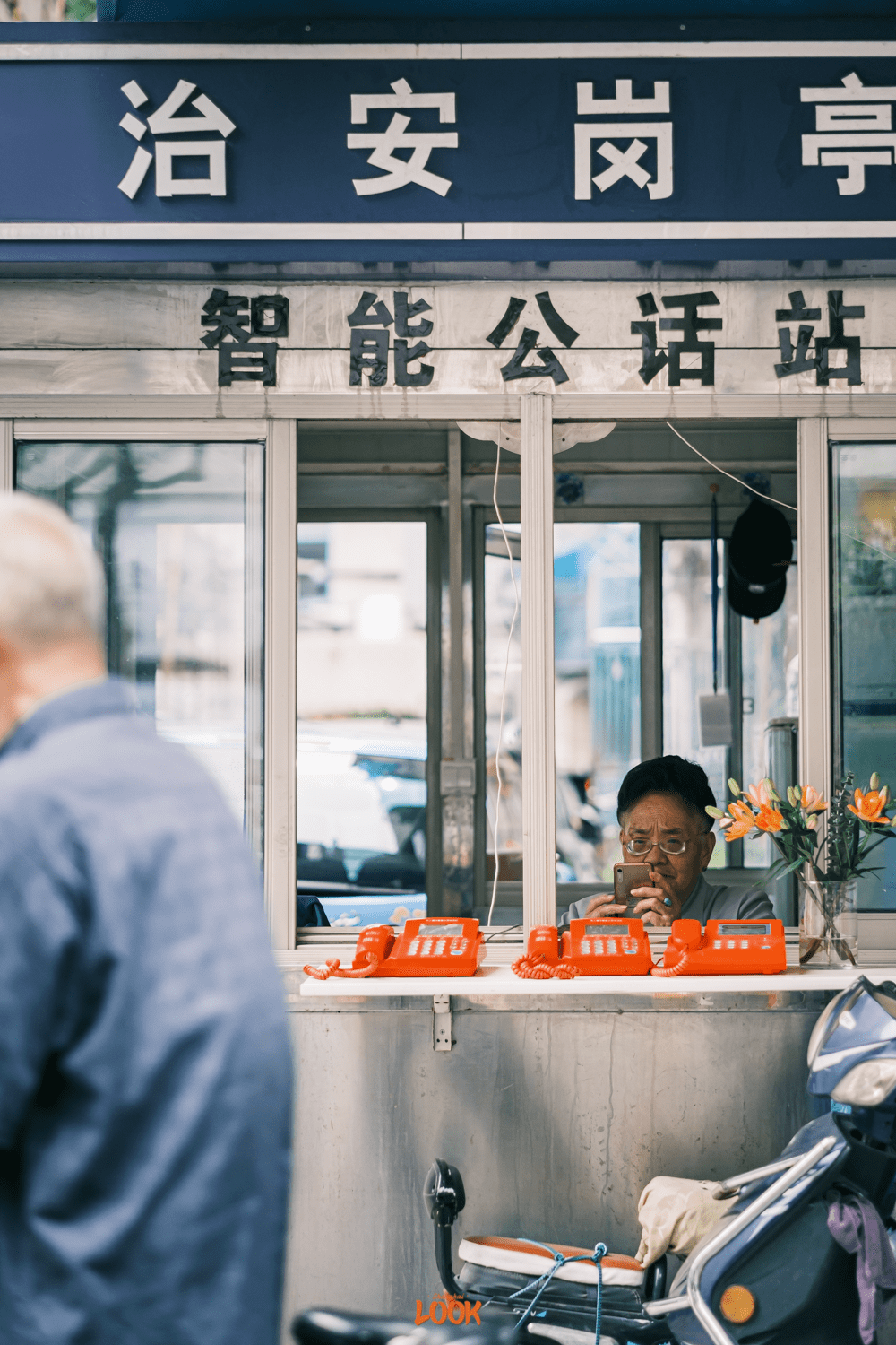 电话亭所在的福州路,时常还会被老上海人唤作「四马路」,是上海为数不