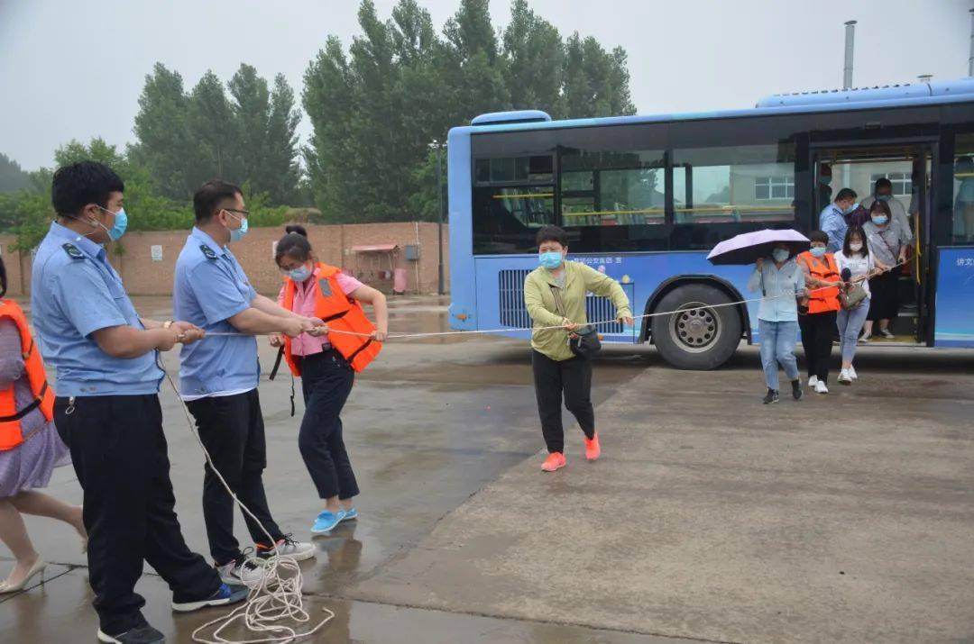 提高处置能力完善处置预案廊坊公交开展4个科目的应急演练